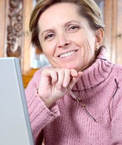 An smiling elderly woman with dentures